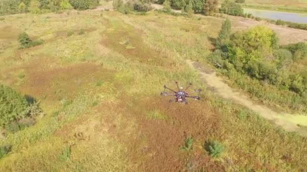 Drone copter Uav - luchtfoto video schieten vliegen op acht schroeven oktocopter. — Stockvideo