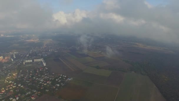 Zdjęcia lotnicze z przedmieścia, pola, Las w chmurach. — Wideo stockowe
