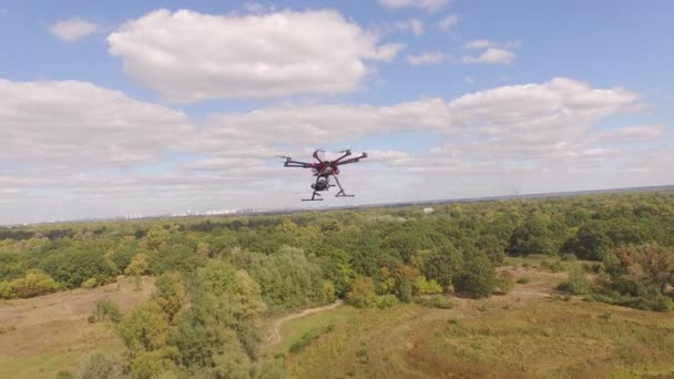 Drone copter UAV - prise de vue vidéo aérienne volant sur huit hélices oktocopter . — Video