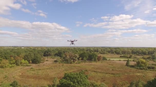 Drone helicóptero UAV - tiro de vídeo aéreo voando em oito hélices oktocopter . — Vídeo de Stock