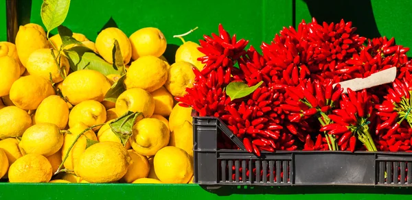 Fattoria peperoncini piccanti e limoni su un bancone del mercato . — Foto Stock