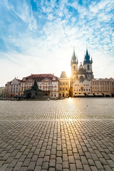 Praga. Tyn Catedral da Virgem Maria ao nascer do sol . — Fotografia de Stock