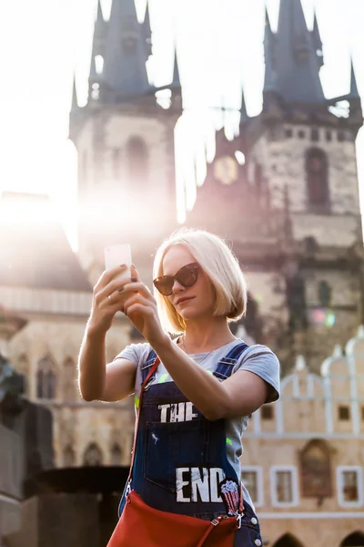 Mulher bonita fazendo foto selfy em seu telefone . — Fotografia de Stock