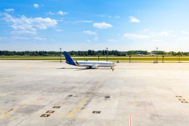 Uçak yola park yerinde bekliyor.