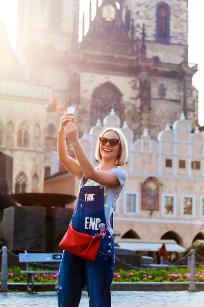 Beautiful young woman making selfy photo on her phone. — Stock Photo, Image