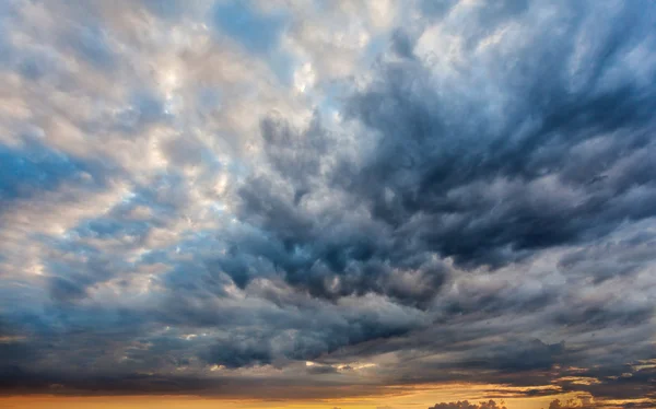 Прекрасне драматичне небо з сірими хмарами і заходом сонця . — стокове фото