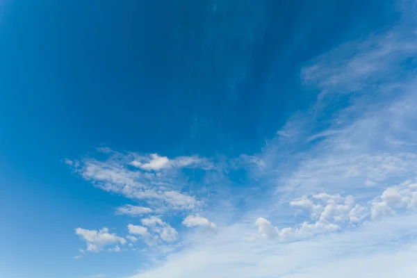 Błękitne niebo z powietrza białe chmury. — Zdjęcie stockowe