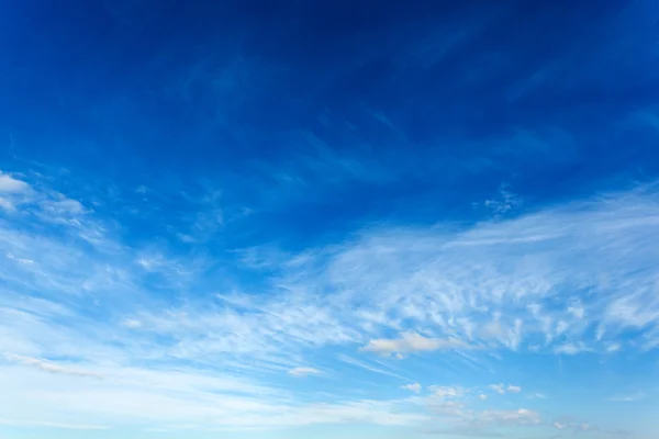 Blå himmel med luft hvide skyer . - Stock-foto