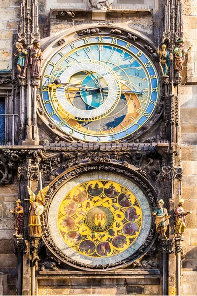 Praga relógio astronômico na Praça da Cidade Velha. Detalhes da fachada close-up — Fotografia de Stock