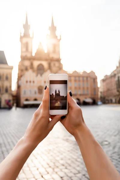 Mujer haciendo foto Iglesia de la Virgen María en Praga . — Foto de Stock