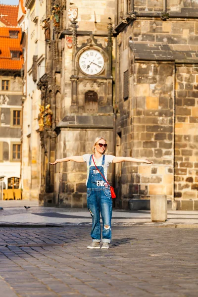 Young female traveler standing with wide open arms at the Old Town Square in Prague. — Stock Photo, Image