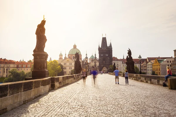 Praga, República Checa. Ponte Charles com sua estatueta . — Fotografia de Stock