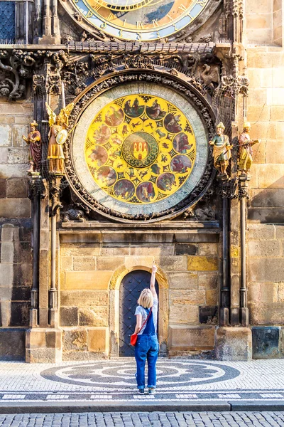 Mladá žena cestujícím odkazuje na orloj Staroměstské radnice. Praha — Stock fotografie