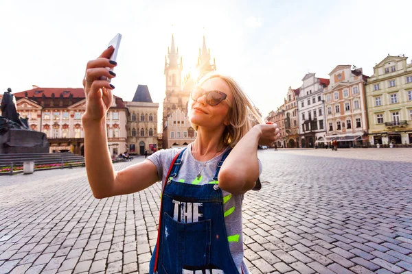 Hermosa mujer joven haciendo foto selfies en su teléfono . — Foto de Stock