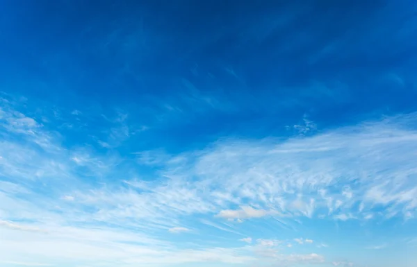 Blauer Himmel mit luftweißen Wolken. — Stockfoto