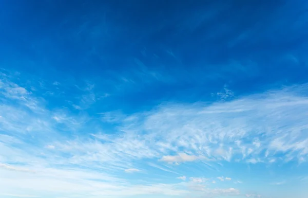 Cielo azul con nubes blancas de aire . —  Fotos de Stock