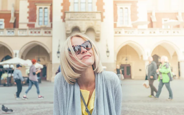 Giovane turista femminile seduta vicino a Cloth Hall nel centro storico di Cracovia — Foto Stock