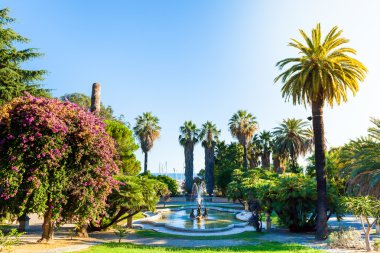 Nobel bahçeleri ile bir çeşme ön planda, Sanremo, İtalya