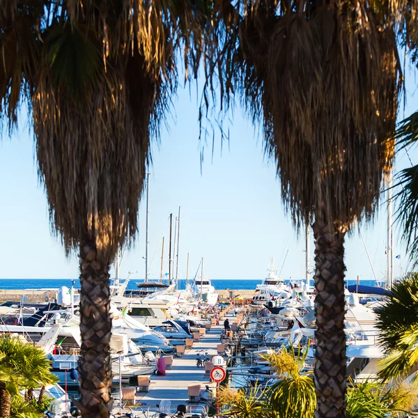 Bahía de mar con yates y barcos al atardecer — Foto de Stock