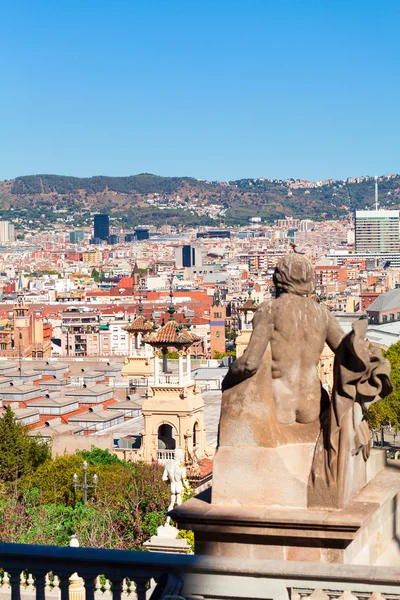 Vista de la ciudad de Barcelona desde la montaña Montjuic con una estatua en primer plano . — Foto de Stock