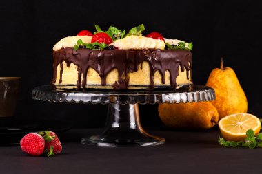 Karanlık bir arka plan üzerinde çikolatalı mousse kek.