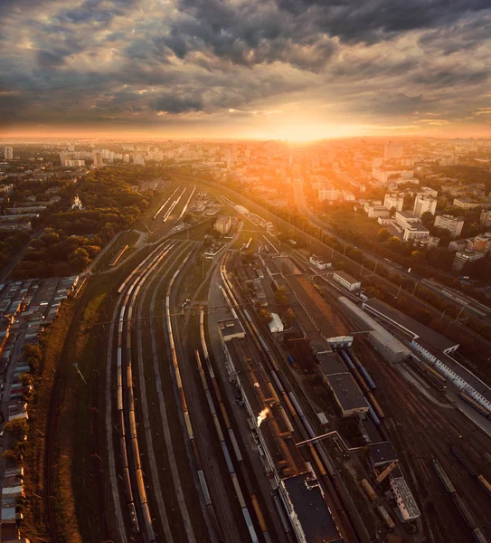 火车站在日落时的鸟瞰图 — 图库照片