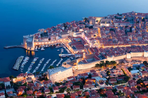 Vista panorámica de Dubrovnik por la noche. Croacia — Foto de Stock