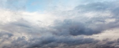 Güzel dramatik gökyüzü gri bulutlar ve günbatımı.