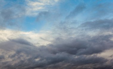 Güzel dramatik gökyüzü gri bulutlar ve günbatımı.