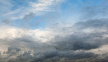 Güzel dramatik gökyüzü gri bulutlar ve günbatımı.