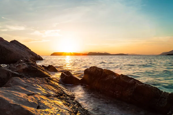 Hermoso paisaje marino cerca de Dubrovnik en el mar Adriático al atardecer . — Foto de Stock