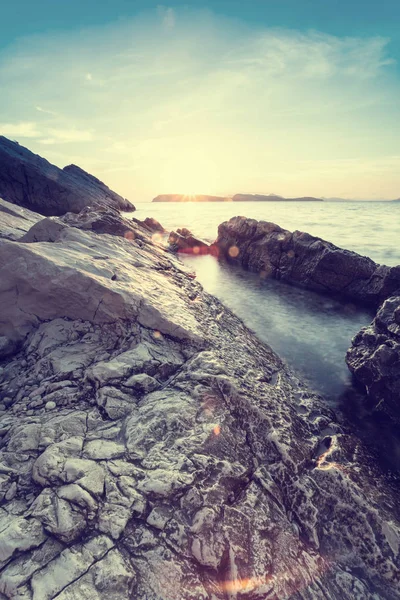 Hermoso paisaje marino cerca de Dubrovnik en el mar Adriático al atardecer . — Foto de Stock