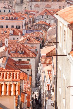 Dubrovnik eski kasaba çatılar. Havadan görünümü. İzni ile rooftops dar sokaklarında