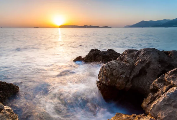 Hermoso paisaje marino cerca de Dubrovnik en el mar Adriático al atardecer . — Foto de Stock