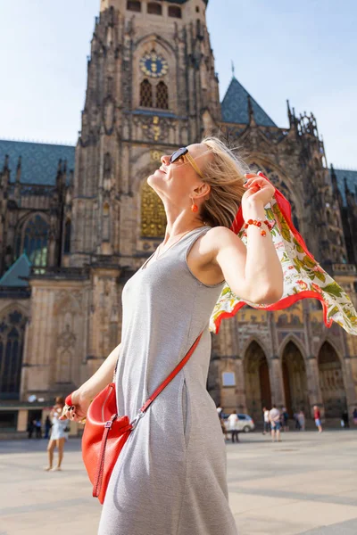 Mulher viajante no fundo da Catedral de São Vito, Praga, República Checa — Fotografia de Stock