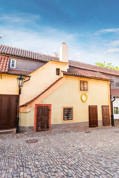 Calle dorada dentro del Antiguo Palacio Real en Praga, República Checa . — Foto de Stock