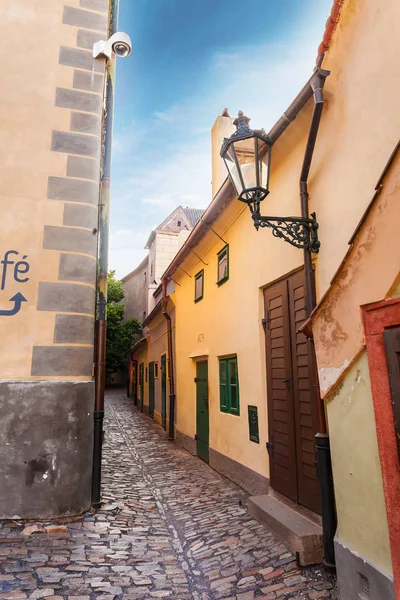 Calle dorada dentro del Antiguo Palacio Real en Praga, República Checa . — Foto de Stock