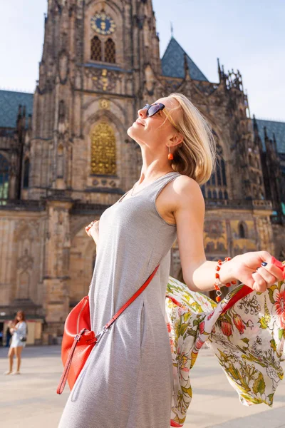 Traveller female on the background of the St. Vitus Cathedral, Prague, Czech Republic — Stock Photo, Image