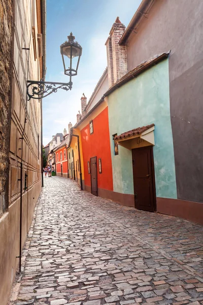 Calle dorada dentro del Antiguo Palacio Real en Praga, República Checa . — Foto de Stock