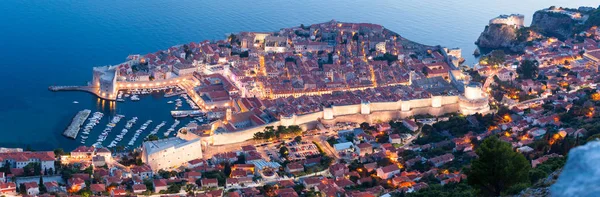 Vista panorámica de Dubrovnik por la noche. Croacia — Foto de Stock