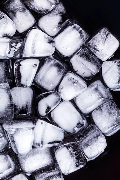 Textura de cubos de gelo sobre um fundo escuro — Fotografia de Stock