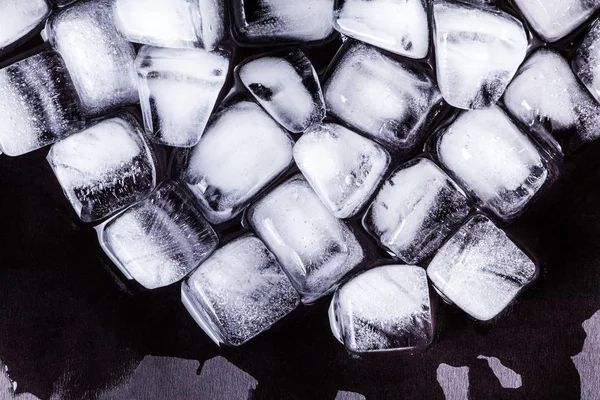 어두운 배경에서 큐브를 얼음의 질감 — 스톡 사진