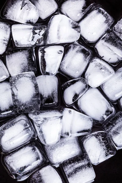 A jégkocka egy sötét háttér textúra — Stock Fotó