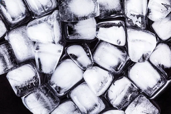 Textura de cubitos de hielo sobre un fondo oscuro — Foto de Stock