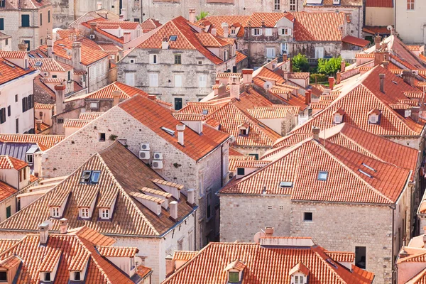 Cubiertas del casco antiguo de Dubrovnik. Vista aérea . — Foto de Stock