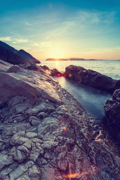 Hermoso paisaje marino cerca de Dubrovnik en el mar Adriático al atardecer . — Foto de Stock