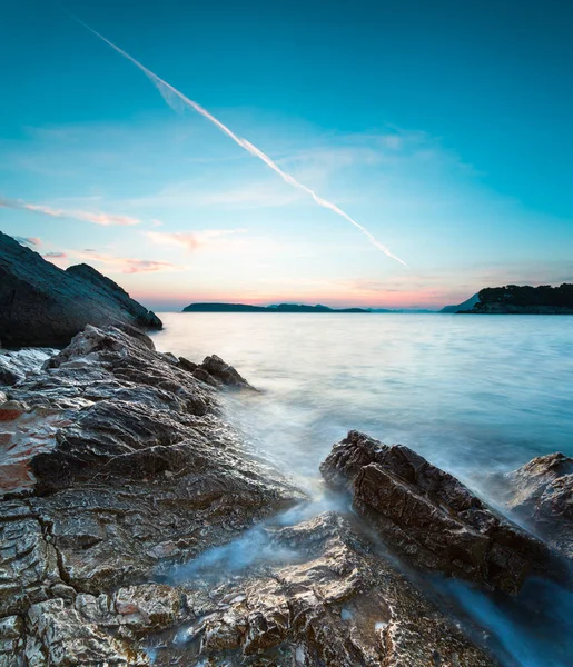 Bela paisagem marinha perto de Dubrovnik no mar Adriático ao pôr-do-sol . — Fotografia de Stock