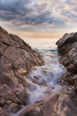 Gün batımında Adriyatik Denizi'nde Dubrovnik yakınındaki güzel deniz manzarası.