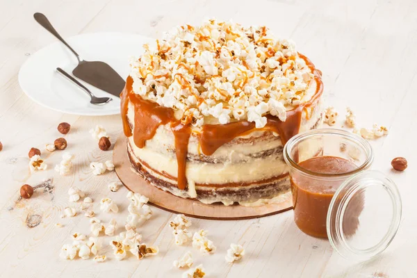 Kuchen mit Haselnüssen und hausgemachtem gesalzenem Karamell. — Stockfoto