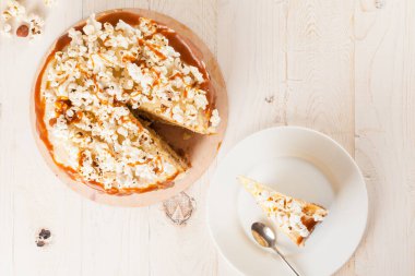 Fındık ve ev yapımı tuzlu karamel ile pasta. Üstten Görünüm.